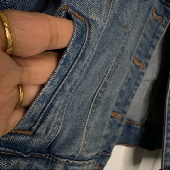 Old Navy Blue Denim Jacket Button Up Long Sleeves Side Pockets Cotton 6-7 Small - Picture 4 of 8